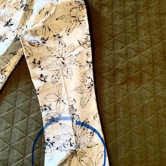 Off-white crop pants w/back slits & textured charcoal print - (size 6) - Picture 4 of 5